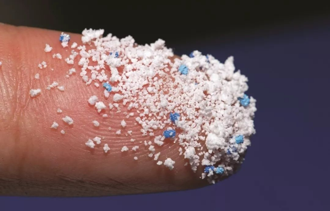 科學家首次在人類血液中發現微塑料，使用生物降解（jiě）袋減少微塑料的產生(圖1)