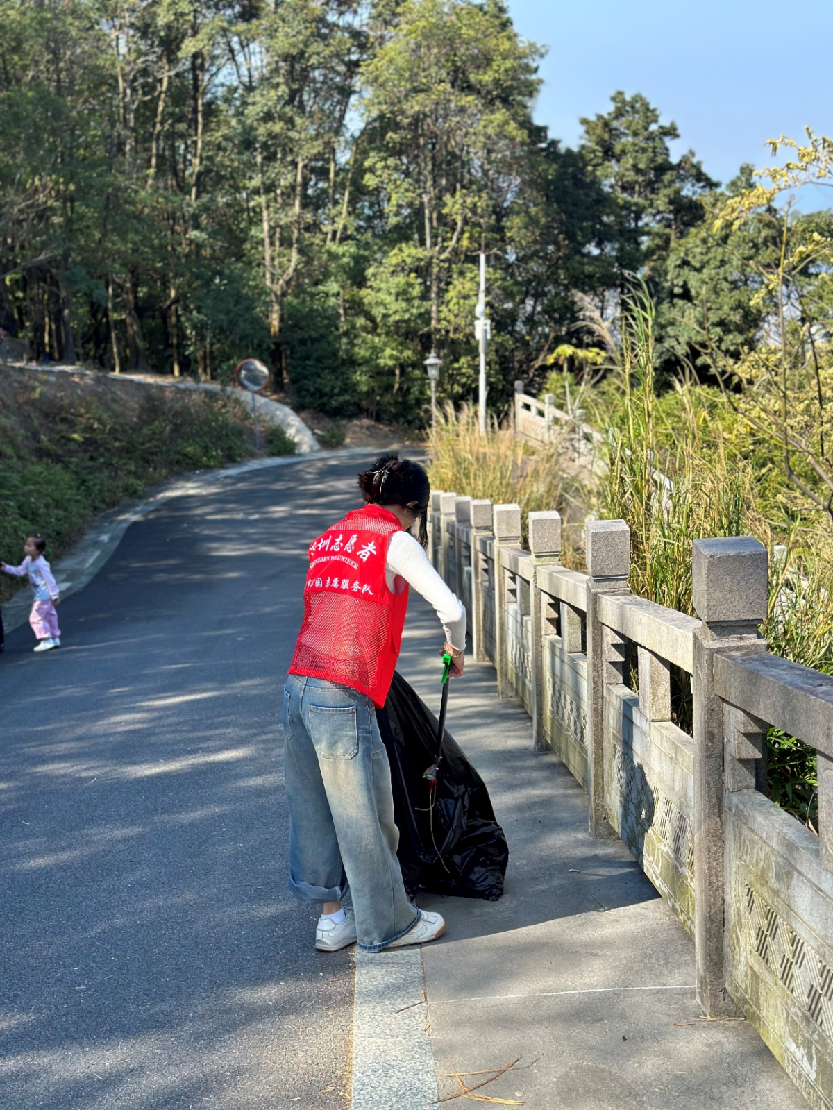 守護綠水青山（shān），午夜精品福利网環保袋義工點亮陽（yáng）台山(圖2)