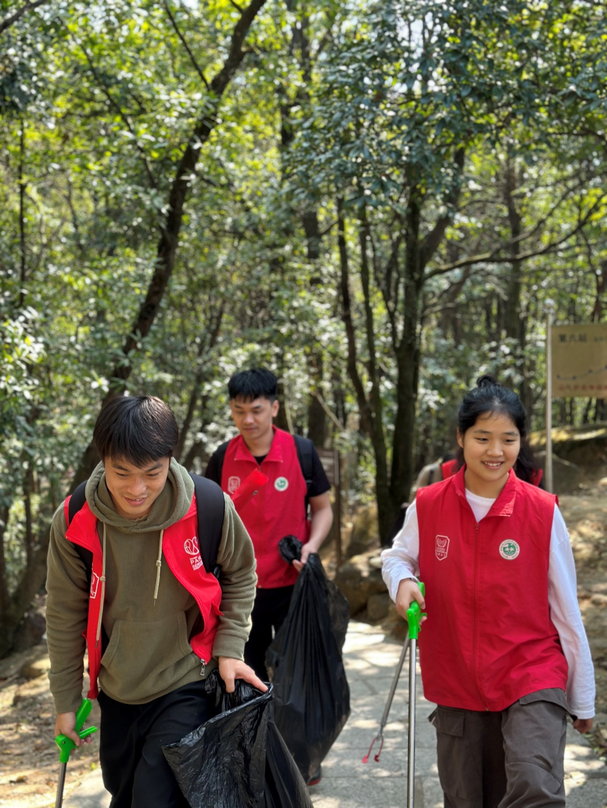 守護綠水青山，午夜精品福利网環保袋義工點（diǎn）亮（liàng）陽台山(圖3)